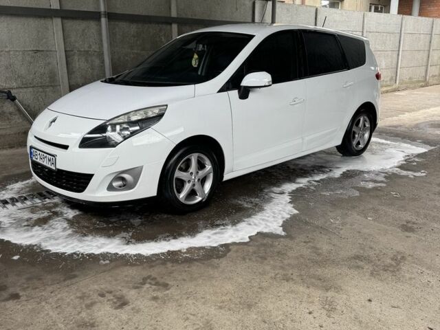 Белый Рено Гранд Сценик, объемом двигателя 1.5 л и пробегом 250 тыс. км за 6423 $, фото 1 на Automoto.ua