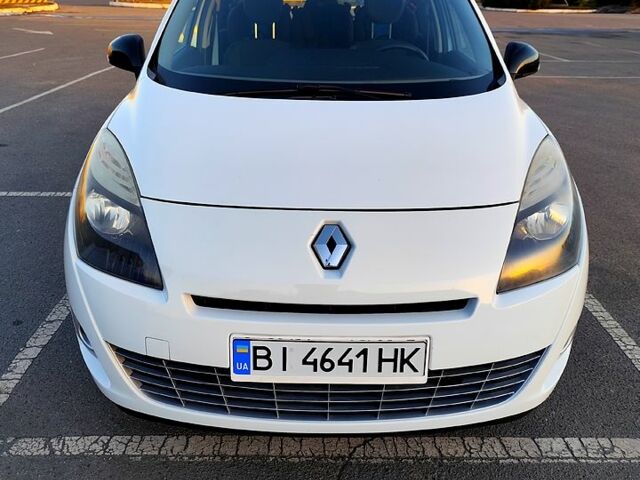 Білий Рено Гранд Сценік, об'ємом двигуна 1.5 л та пробігом 225 тис. км за 8200 $, фото 1 на Automoto.ua