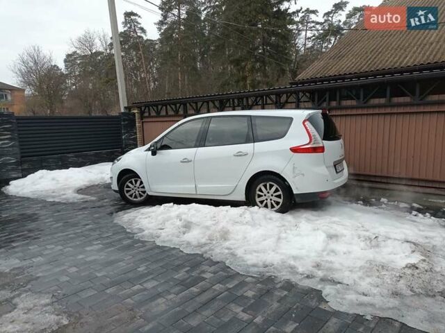Белый Рено Гранд Сценик, объемом двигателя 1.6 л и пробегом 241 тыс. км за 5300 $, фото 1 на Automoto.ua