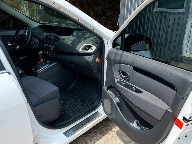 Белый Рено Гранд Сценик, объемом двигателя 1.5 л и пробегом 14900 тыс. км за 8200 $, фото 1 на Automoto.ua