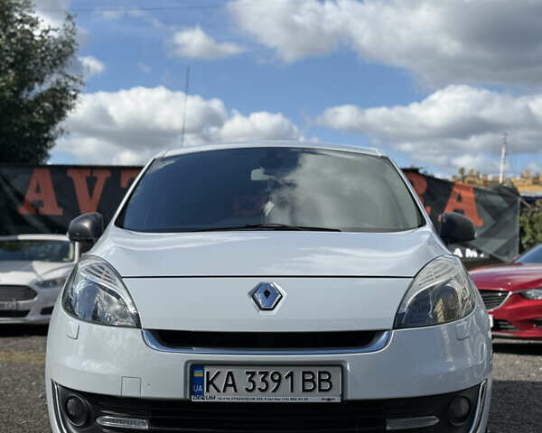 Білий Рено Гранд Сценік, об'ємом двигуна 1.6 л та пробігом 293 тис. км за 8400 $, фото 1 на Automoto.ua