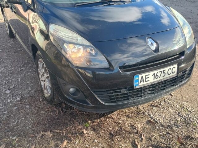 Черный Рено Гранд Сценик, объемом двигателя 2 л и пробегом 257 тыс. км за 8300 $, фото 1 на Automoto.ua