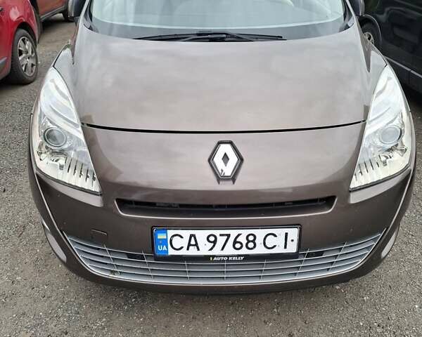 Коричневий Рено Гранд Сценік, об'ємом двигуна 2 л та пробігом 240 тис. км за 6700 $, фото 1 на Automoto.ua
