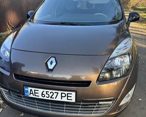 Коричневый Рено Гранд Сценик, объемом двигателя 1.6 л и пробегом 230 тыс. км за 10000 $, фото 1 на Automoto.ua