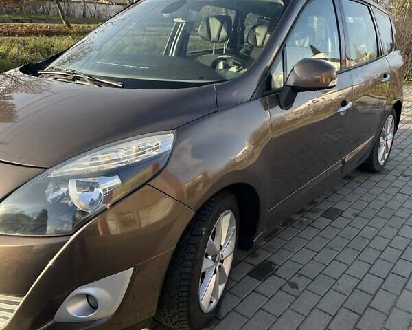 Коричневый Рено Гранд Сценик, объемом двигателя 2 л и пробегом 321 тыс. км за 8250 $, фото 1 на Automoto.ua