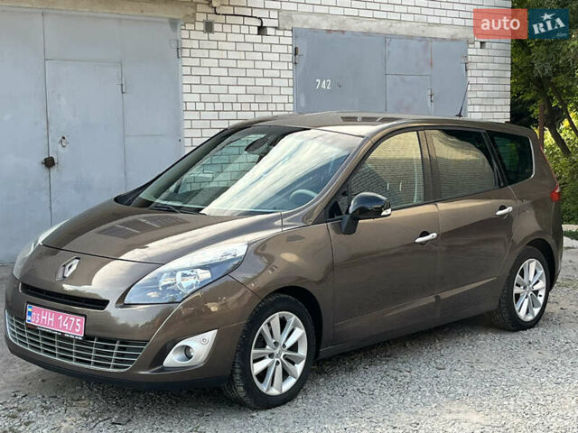 Коричневый Рено Гранд Сценик, объемом двигателя 1.6 л и пробегом 250 тыс. км за 7800 $, фото 1 на Automoto.ua