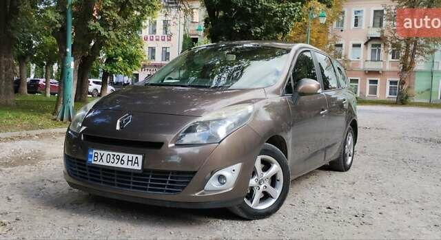 Коричневий Рено Гранд Сценік, об'ємом двигуна 1.5 л та пробігом 320 тис. км за 6999 $, фото 1 на Automoto.ua