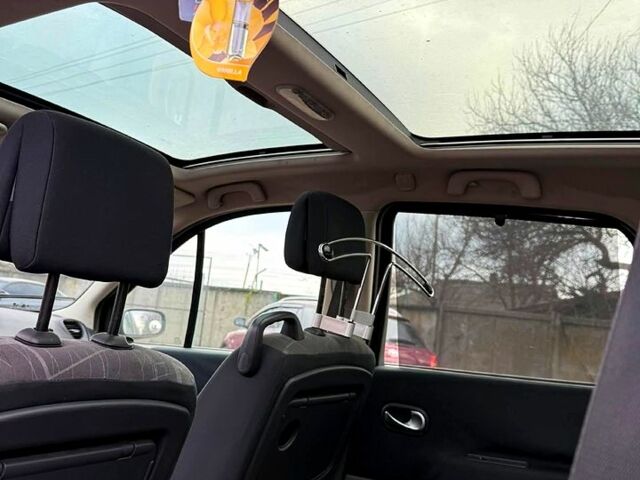 Красный Рено Гранд Сценик, объемом двигателя 1.6 л и пробегом 195 тыс. км за 4300 $, фото 1 на Automoto.ua