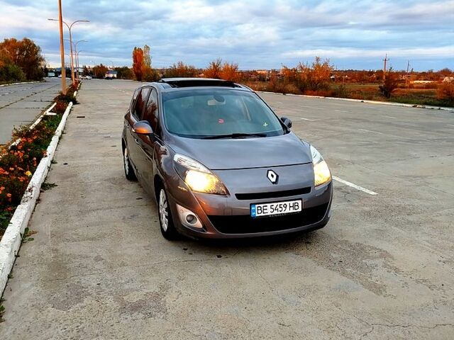 Рено Гранд Сценик 2009 в Николаеве на Automoto.ua Серый Рено Гранд Сценик, объемом двигателя 1.4 л и пробегом 238 тыс. км за 8500 $, фото 1 на Automoto.ua
