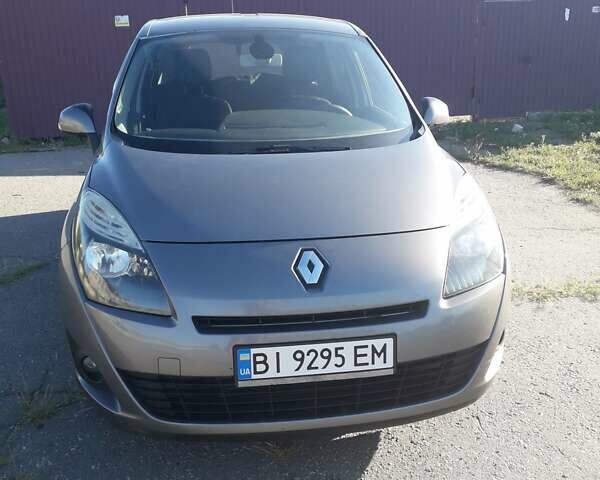 Серый Рено Гранд Сценик, объемом двигателя 1.5 л и пробегом 318 тыс. км за 7700 $, фото 1 на Automoto.ua