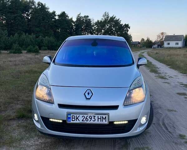 Серый Рено Гранд Сценик, объемом двигателя 1.5 л и пробегом 300 тыс. км за 7300 $, фото 1 на Automoto.ua