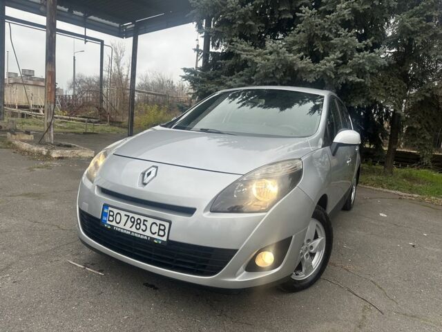 Серый Рено Гранд Сценик, объемом двигателя 1.5 л и пробегом 282 тыс. км за 7600 $, фото 1 на Automoto.ua