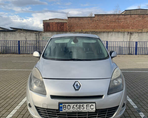 Серый Рено Гранд Сценик, объемом двигателя 1.87 л и пробегом 324 тыс. км за 5700 $, фото 1 на Automoto.ua