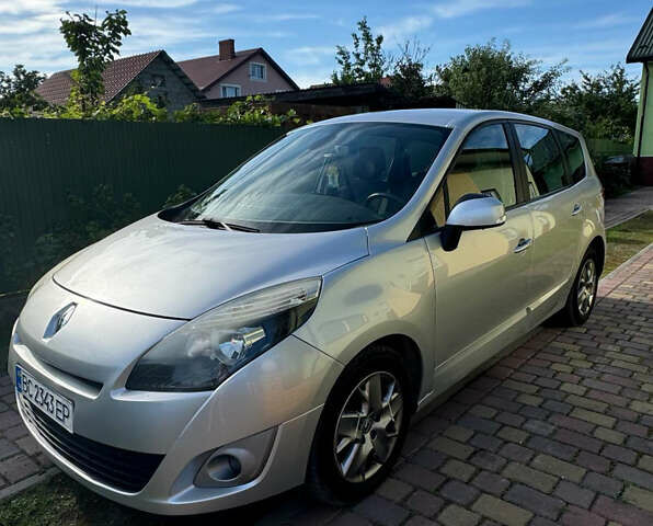 Серый Рено Гранд Сценик, объемом двигателя 1.5 л и пробегом 220 тыс. км за 6800 $, фото 1 на Automoto.ua