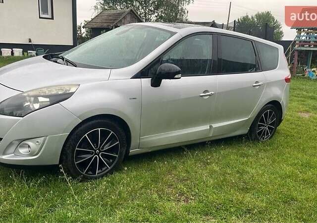 Серый Рено Гранд Сценик, объемом двигателя 1.5 л и пробегом 250 тыс. км за 8000 $, фото 1 на Automoto.ua