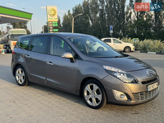 Сірий Рено Гранд Сценік, об'ємом двигуна 2 л та пробігом 200 тис. км за 7990 $, фото 1 на Automoto.ua