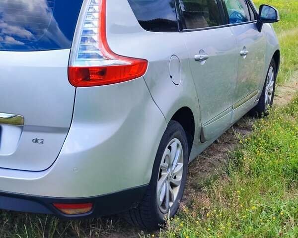 Серый Рено Гранд Сценик, объемом двигателя 1.5 л и пробегом 315 тыс. км за 8750 $, фото 1 на Automoto.ua