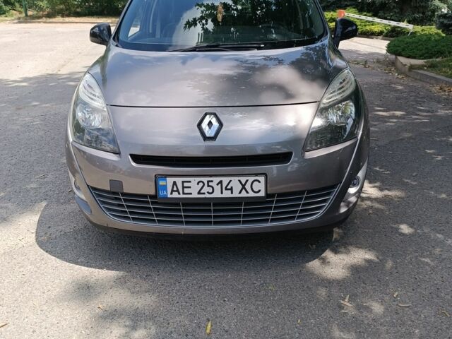 Серый Рено Гранд Сценик, объемом двигателя 1.5 л и пробегом 340 тыс. км за 8800 $, фото 1 на Automoto.ua