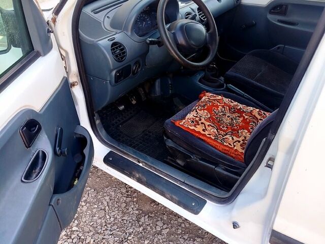 Білий Рено Кєнгу, об'ємом двигуна 1.1 л та пробігом 0 тис. км за 2500 $, фото 1 на Automoto.ua