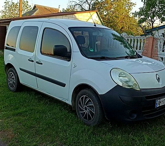 Белый Рено Кенгу, объемом двигателя 1.5 л и пробегом 330 тыс. км за 5000 $, фото 1 на Automoto.ua