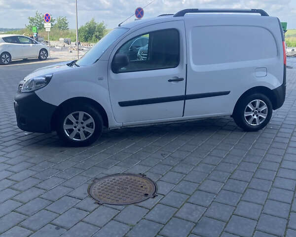 Белый Рено Кенгу, объемом двигателя 1.46 л и пробегом 201 тыс. км за 8000 $, фото 1 на Automoto.ua