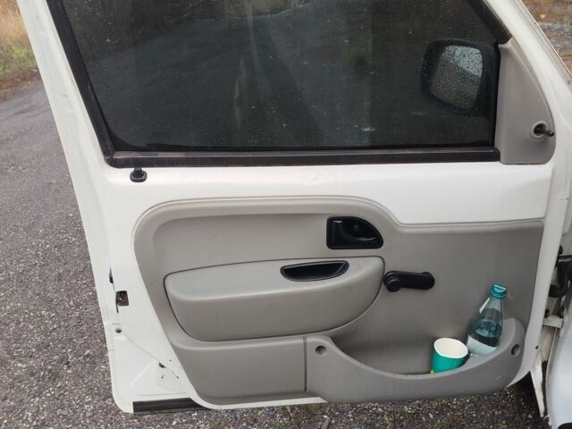 Белый Рено Кенгу, объемом двигателя 0 л и пробегом 340 тыс. км за 2000 $, фото 1 на Automoto.ua