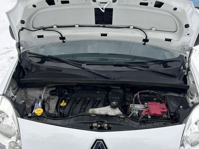 Белый Рено Кенгу, объемом двигателя 1.6 л и пробегом 243 тыс. км за 6700 $, фото 1 на Automoto.ua