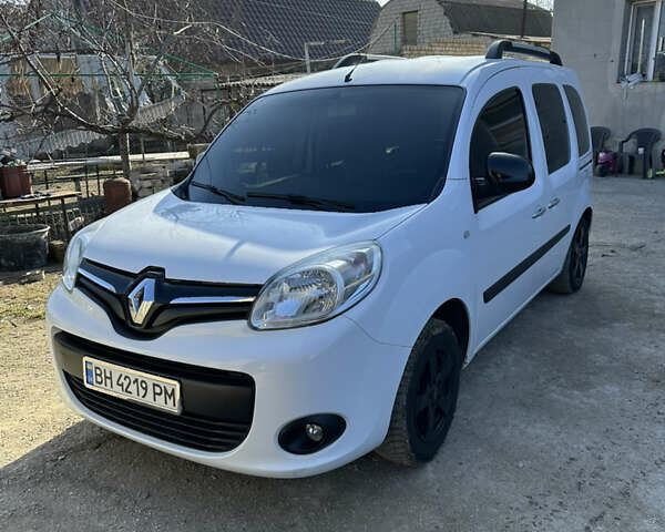 Белый Рено Кенгу, объемом двигателя 1.5 л и пробегом 220 тыс. км за 11200 $, фото 1 на Automoto.ua