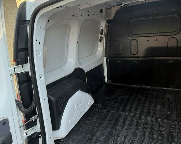 Белый Рено Кенгу, объемом двигателя 1.46 л и пробегом 81 тыс. км за 11800 $, фото 1 на Automoto.ua