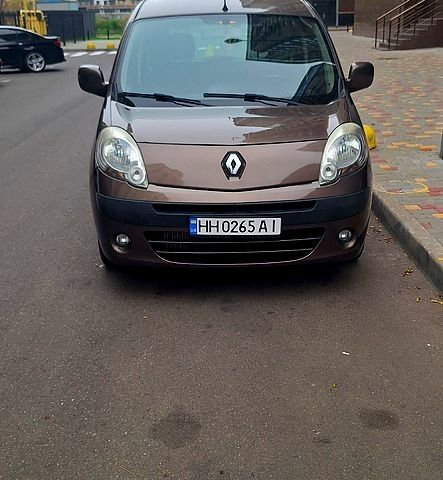 Коричневий Рено Кєнгу, об'ємом двигуна 1.5 л та пробігом 265 тис. км за 9000 $, фото 1 на Automoto.ua