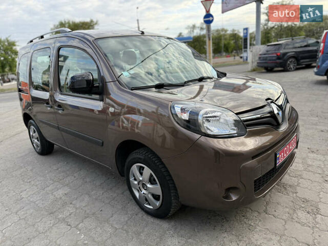 Коричневый Рено Кенгу, объемом двигателя 1.5 л и пробегом 172 тыс. км за 12299 $, фото 1 на Automoto.ua