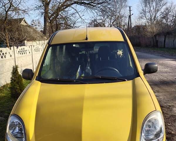 Желтый Рено Кенгу, объемом двигателя 1.5 л и пробегом 158 тыс. км за 4300 $, фото 1 на Automoto.ua