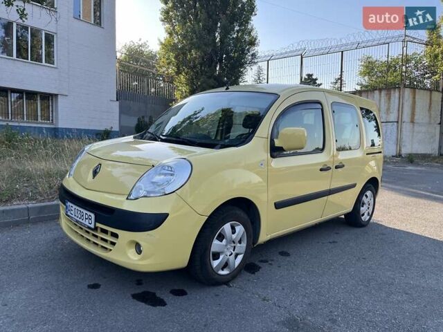 Желтый Рено Кенгу, объемом двигателя 1.6 л и пробегом 141 тыс. км за 7500 $, фото 1 на Automoto.ua