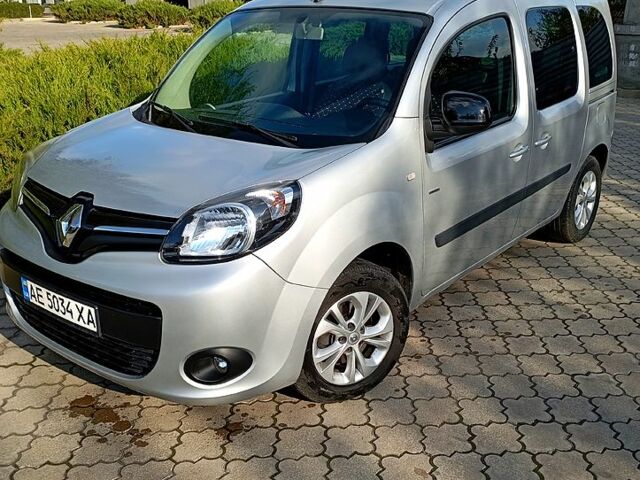 Серый Рено Кенгу, объемом двигателя 1.5 л и пробегом 250 тыс. км за 10000 $, фото 1 на Automoto.ua