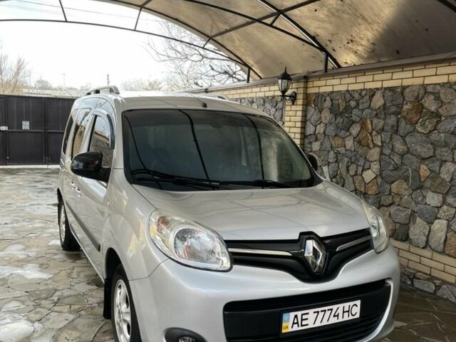 Серый Рено Кенгу, объемом двигателя 1.5 л и пробегом 214 тыс. км за 12000 $, фото 1 на Automoto.ua