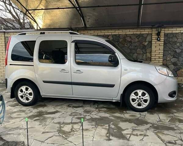 Серый Рено Кенгу, объемом двигателя 1.5 л и пробегом 214 тыс. км за 12000 $, фото 1 на Automoto.ua