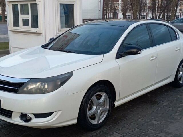 Белый Рено Латитьюд, объемом двигателя 2 л и пробегом 221 тыс. км за 6500 $, фото 1 на Automoto.ua