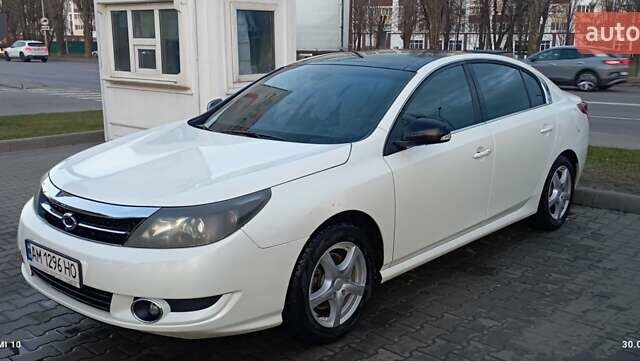 Белый Рено Латитьюд, объемом двигателя 2 л и пробегом 221 тыс. км за 8000 $, фото 1 на Automoto.ua