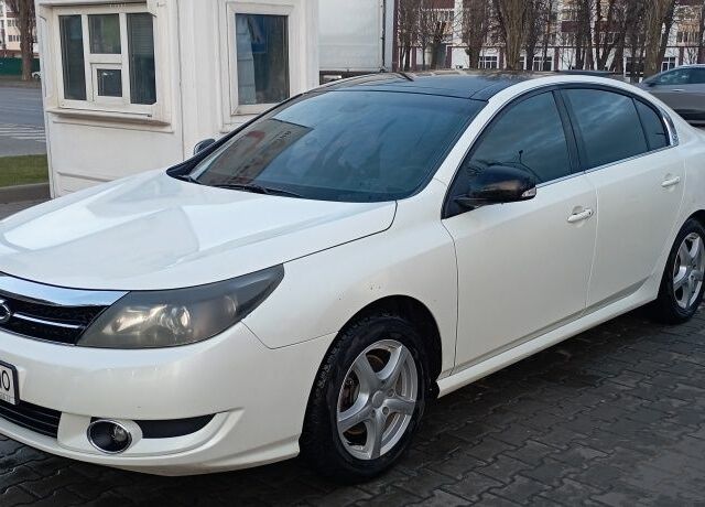 Белый Рено Латитьюд, объемом двигателя 2 л и пробегом 228 тыс. км за 8000 $, фото 1 на Automoto.ua