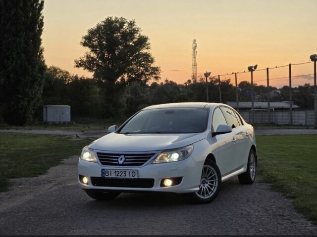 Белый Рено Латитьюд, объемом двигателя 2.5 л и пробегом 215 тыс. км за 8005 $, фото 1 на Automoto.ua