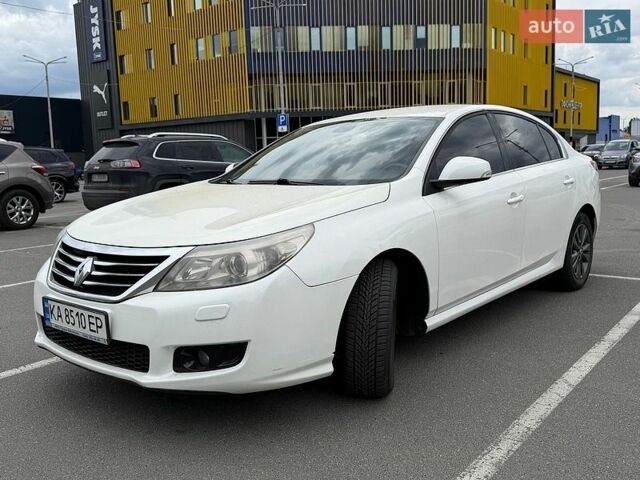 Белый Рено Латитьюд, объемом двигателя 2 л и пробегом 202 тыс. км за 6900 $, фото 1 на Automoto.ua