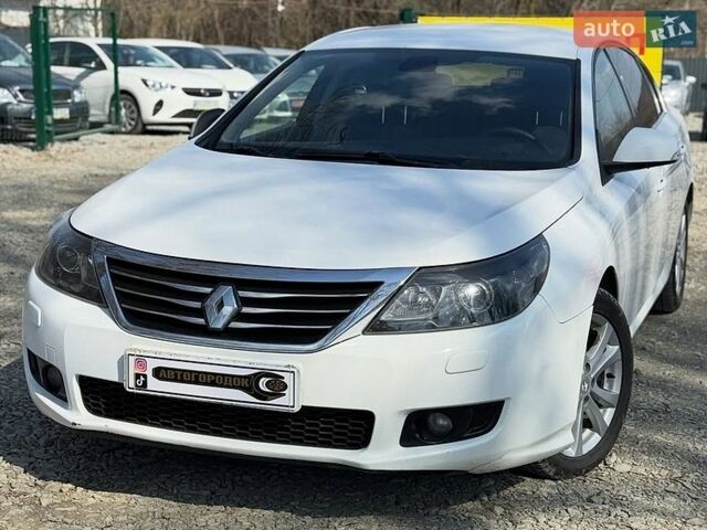 Белый Рено Латитьюд, объемом двигателя 2 л и пробегом 307 тыс. км за 5800 $, фото 1 на Automoto.ua