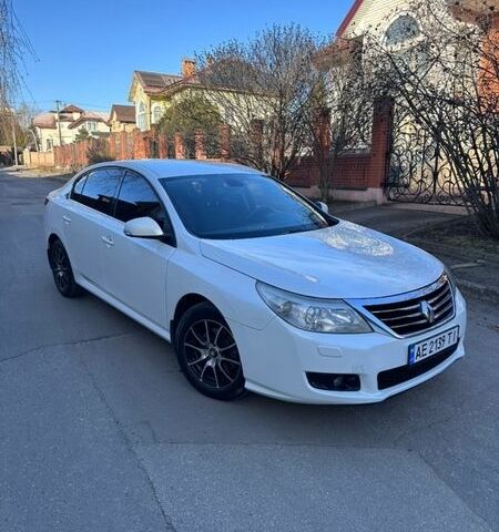 Белый Рено Латитьюд, объемом двигателя 2 л и пробегом 287 тыс. км за 7200 $, фото 1 на Automoto.ua