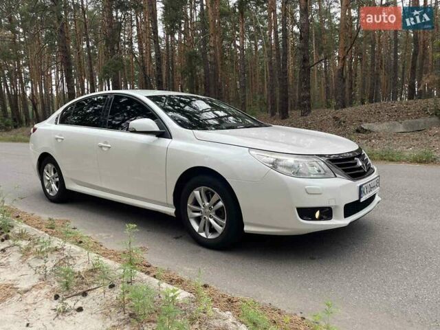 Білий Рено Латітьюд, об'ємом двигуна 2 л та пробігом 185 тис. км за 6950 $, фото 1 на Automoto.ua