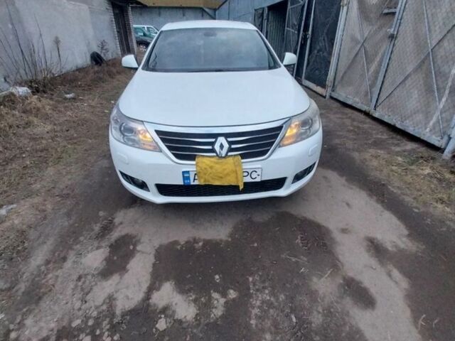 Белый Рено Латитьюд, объемом двигателя 2 л и пробегом 230 тыс. км за 8000 $, фото 1 на Automoto.ua