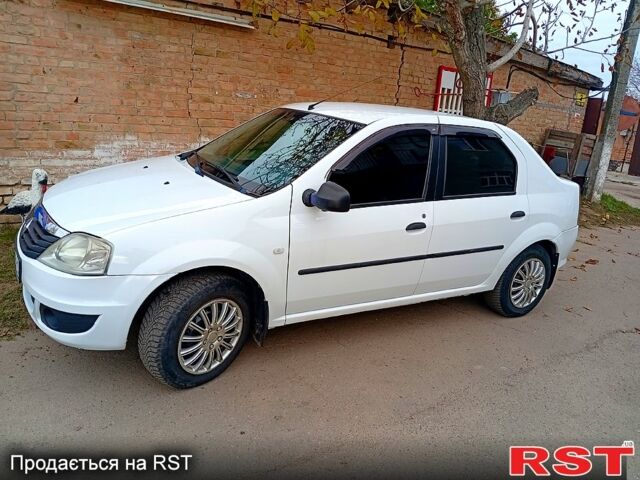 Белый Рено Логан, объемом двигателя 1.4 л и пробегом 300 тыс. км за 3500 $, фото 1 на Automoto.ua