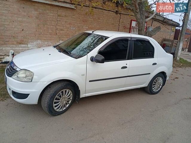 Белый Рено Логан, объемом двигателя 1.4 л и пробегом 300 тыс. км за 3500 $, фото 1 на Automoto.ua