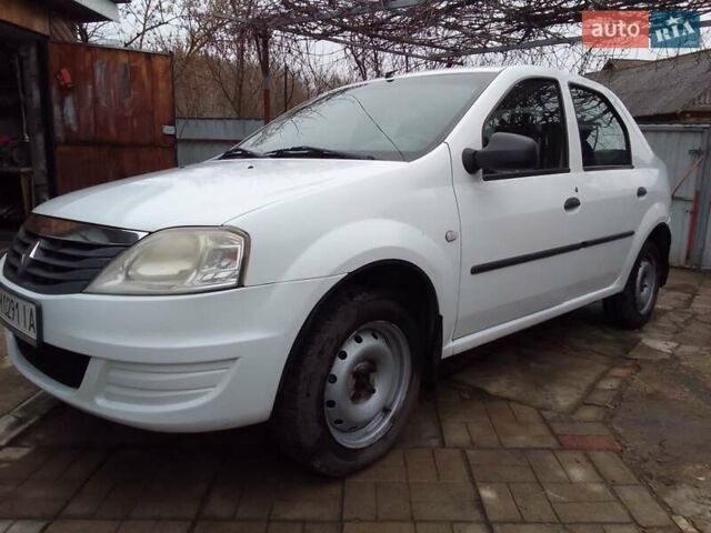 Белый Рено Логан, объемом двигателя 1.39 л и пробегом 274 тыс. км за 3300 $, фото 1 на Automoto.ua