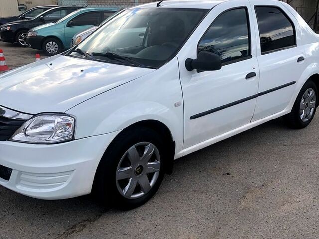 Білий Рено Логан, об'ємом двигуна 1.4 л та пробігом 300 тис. км за 3800 $, фото 1 на Automoto.ua