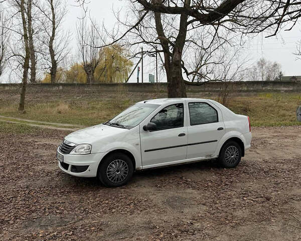 Білий Рено Логан, об'ємом двигуна 1.39 л та пробігом 211 тис. км за 2900 $, фото 1 на Automoto.ua